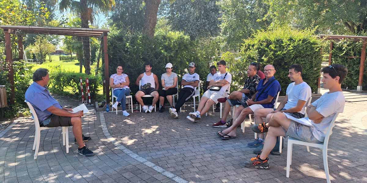 Una academy per imparare a raccogliere la frutta nei campi